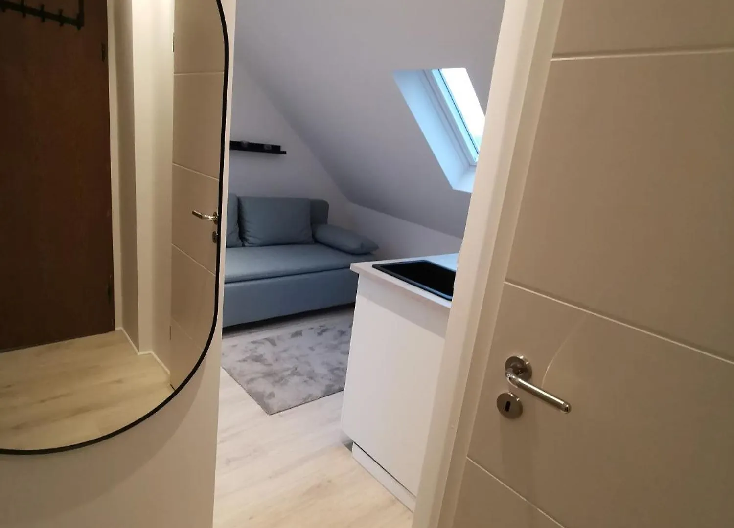 Apartamento Dachzimmer Mit Kochecke Und Duschbad, Nahe Messe Hanóver
