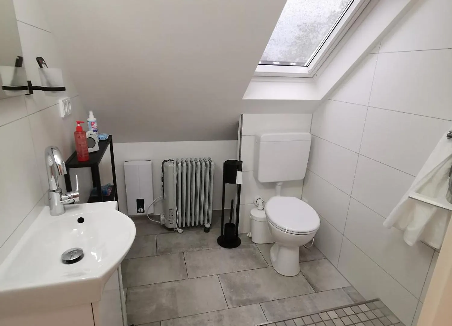 Apartamento Dachzimmer Mit Kochecke Und Duschbad, Nahe Messe Hanóver