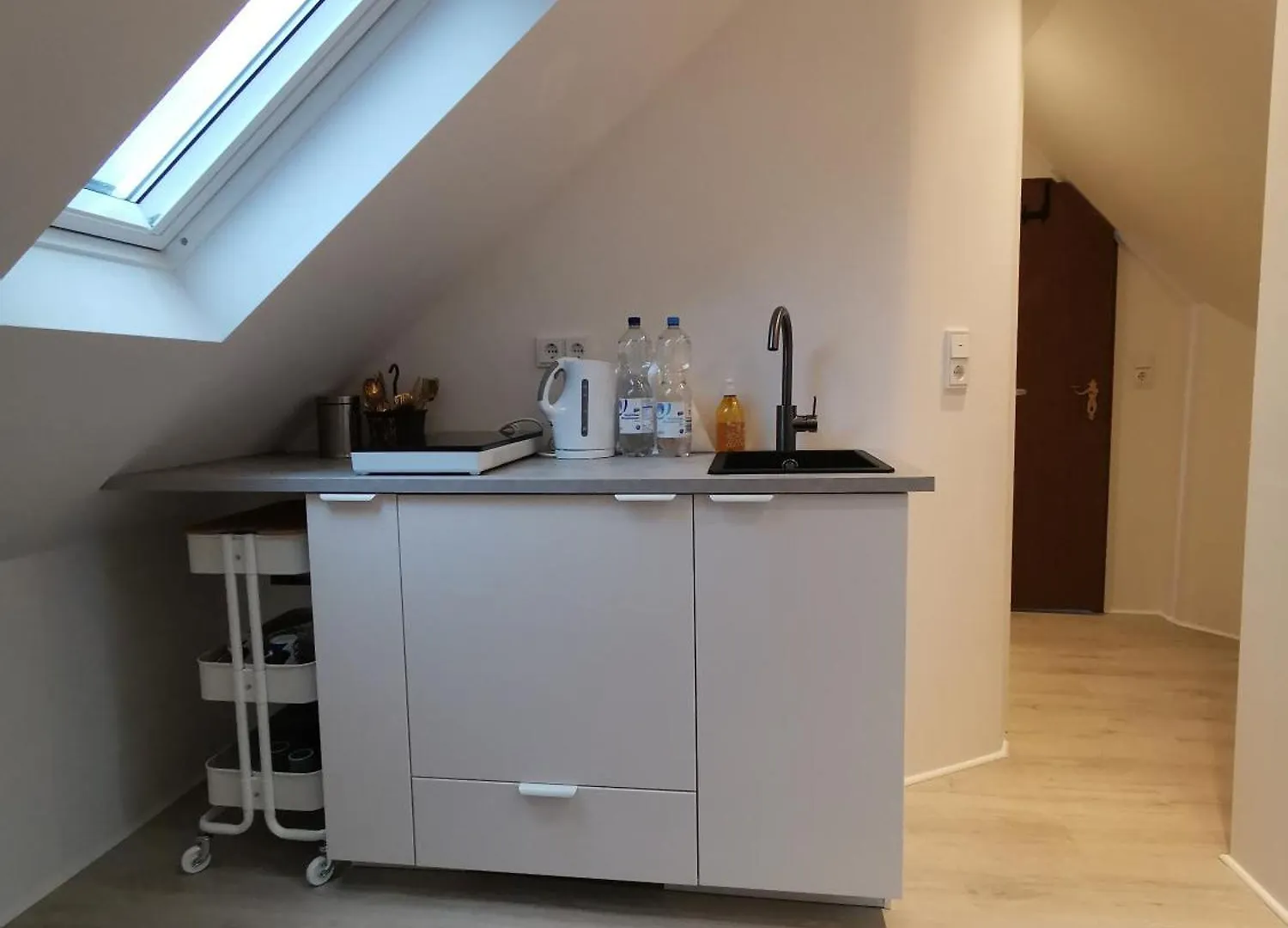 Dachzimmer Mit Kochecke Und Duschbad, Nahe Messe Hanóver