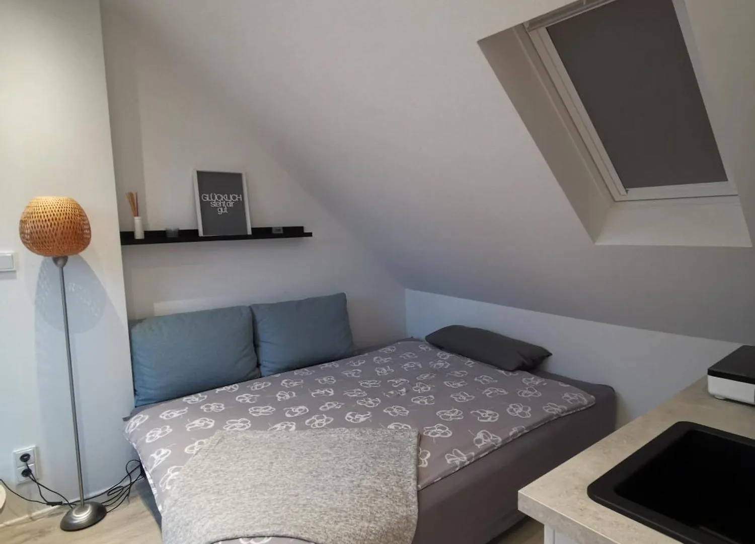 Dachzimmer Mit Kochecke Und Duschbad, Nahe Messe Hanóver Apartamento