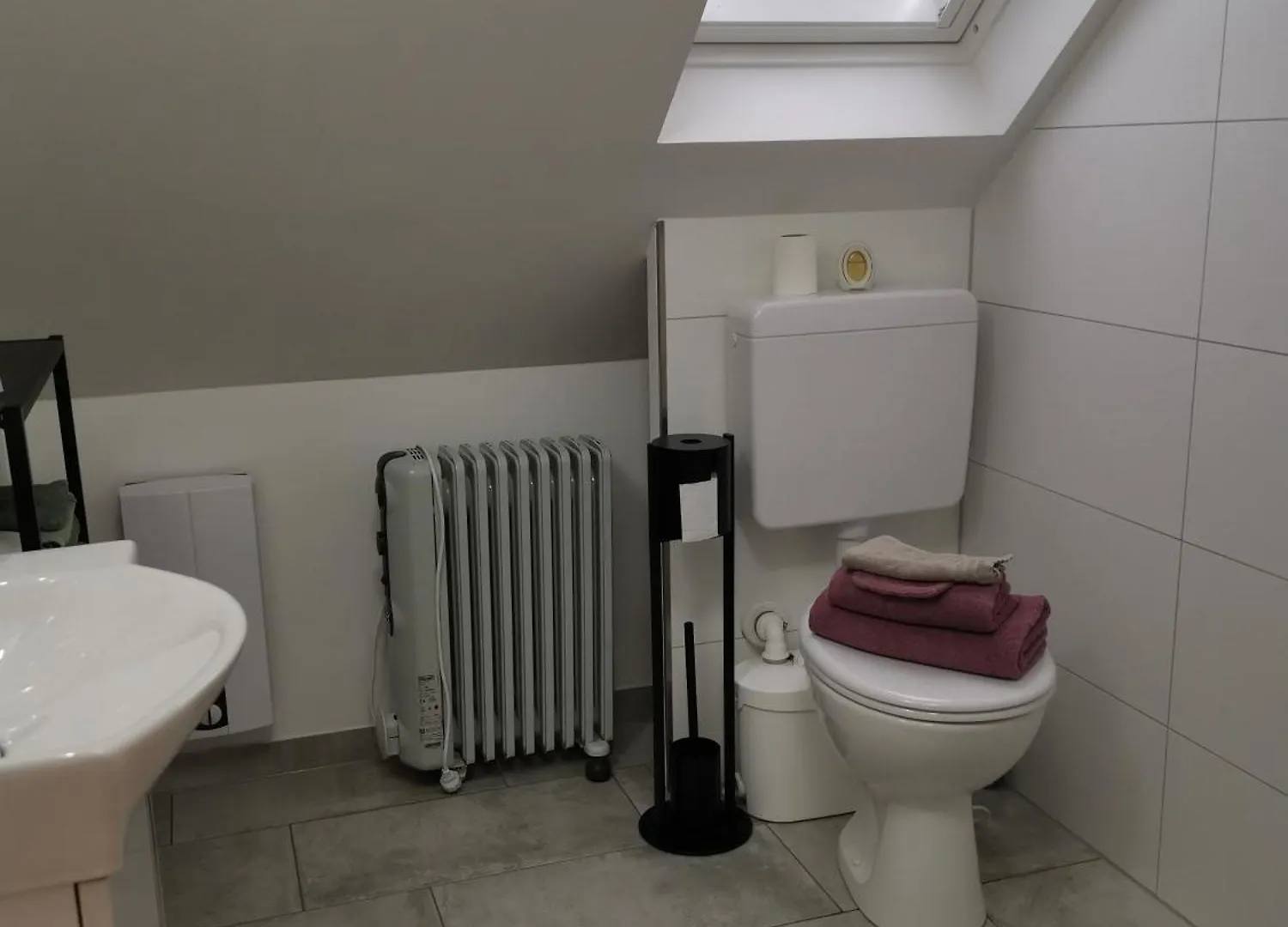 Dachzimmer Mit Kochecke Und Duschbad, Nahe Messe Hanóver 0*,